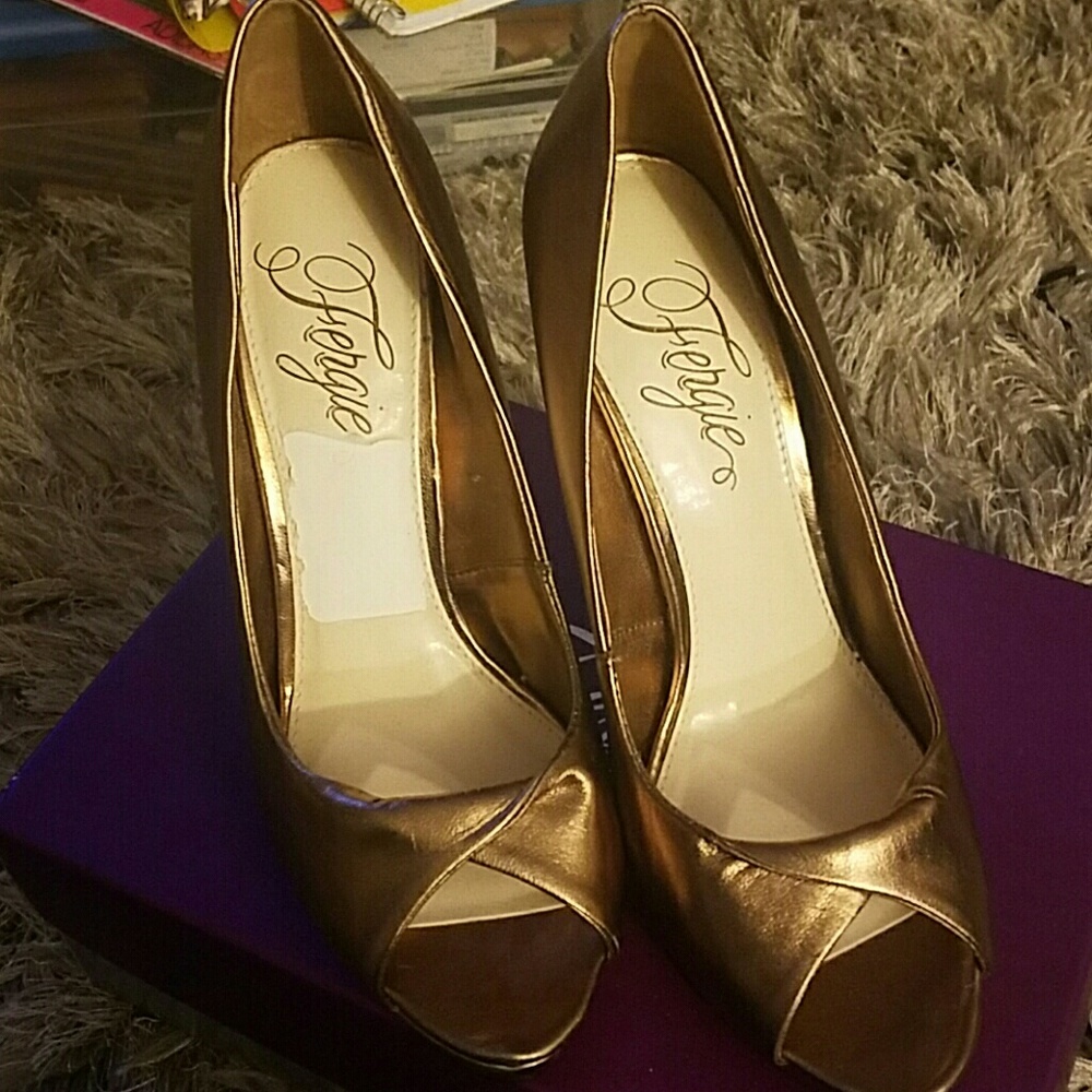 Fergie open toe heel in Bronze color size 8